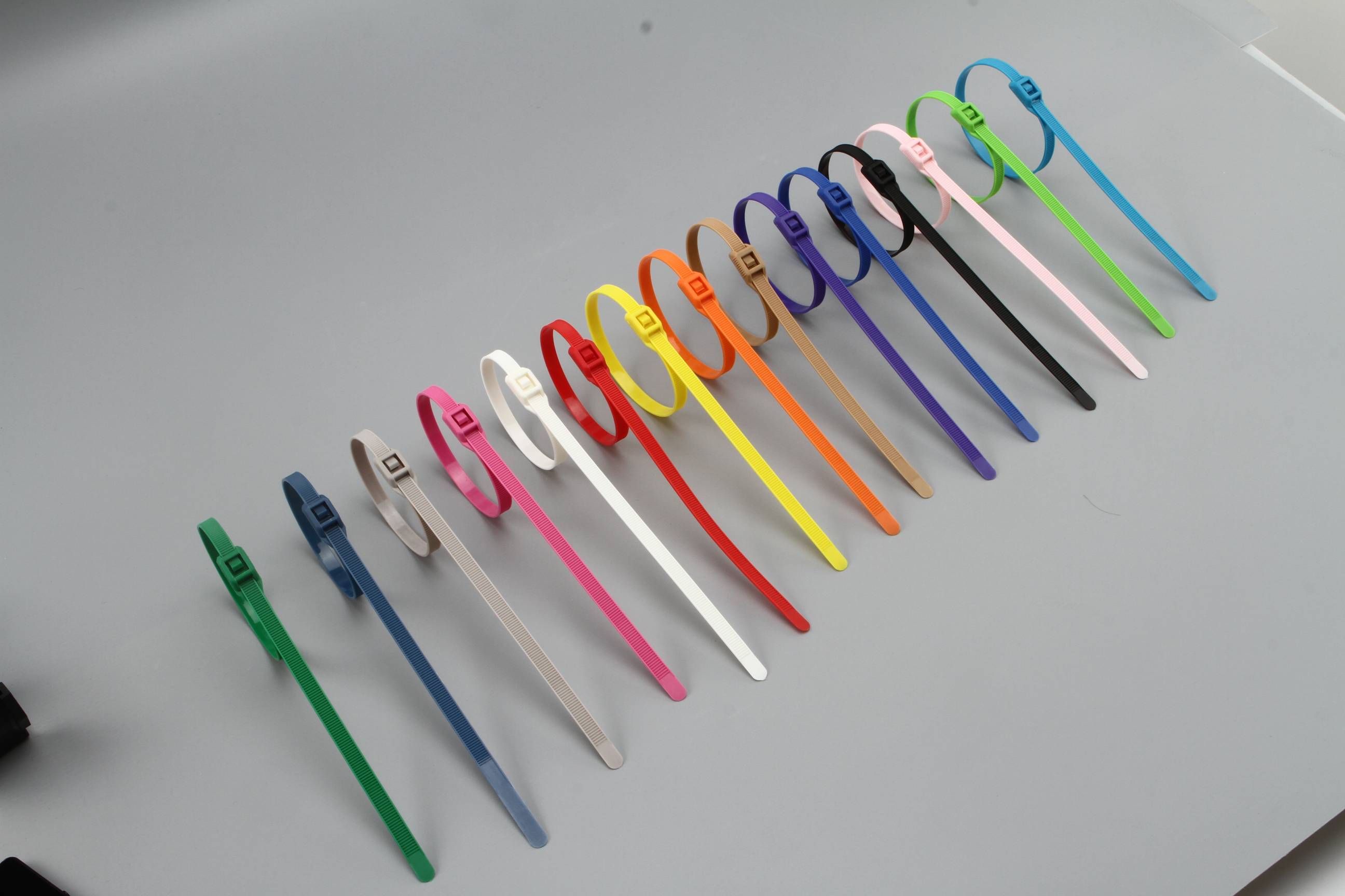 Cravate de câble en nylon perlé